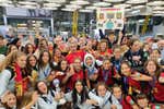 La afición recibe por todo lo alto a las campeonas del mundo