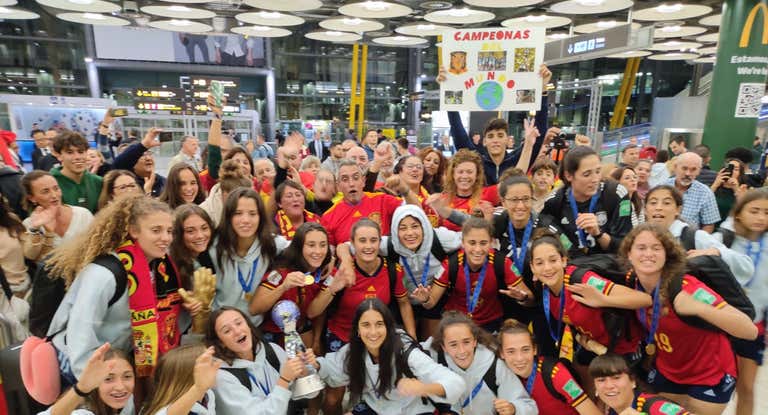 Familiares y aficionados en el aeropuerto de Barajas con las recientes campeonas del mundo.