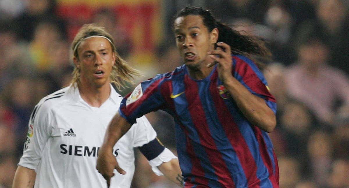 Guti, junto a Ronaldinho en un Clásico de 2006. /GETTY