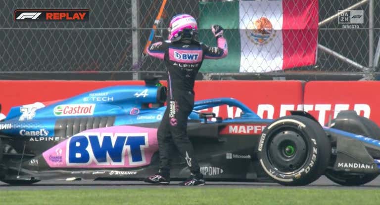 Fernando Alonso se baja enfadado de su Alpine en México.