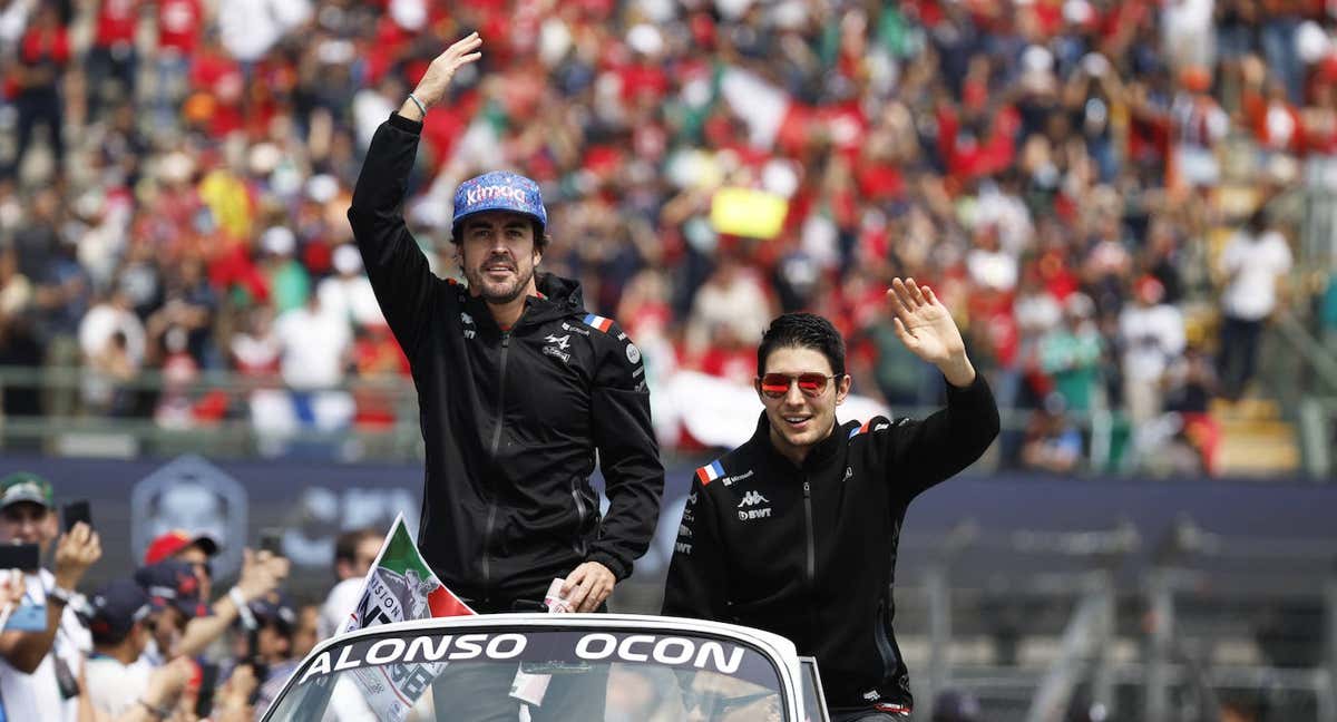 Fernando Alonso y su compañero en Alpine, Esteban Ocon, en el desfile previo al GP de México.