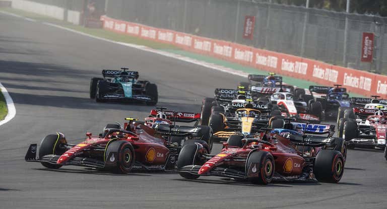 Carlos Sainz y Charles Leclerc, en la salida del GP de México.