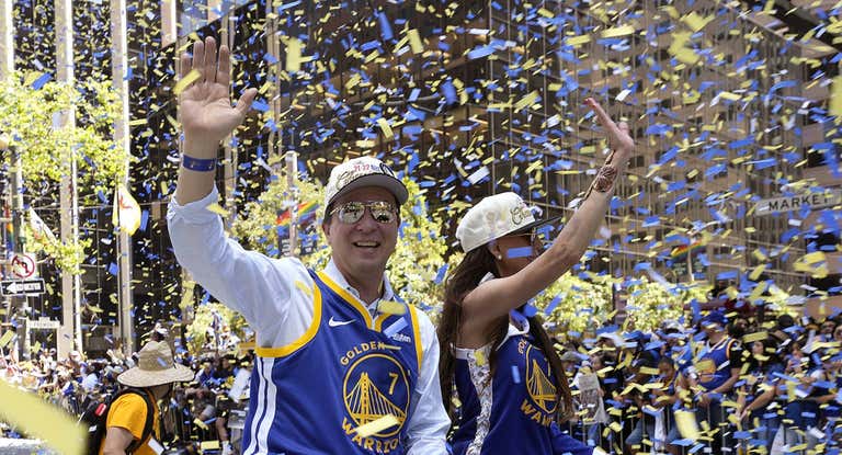 Joe Lacob en el desfile tras ganar el anillo de 2022.