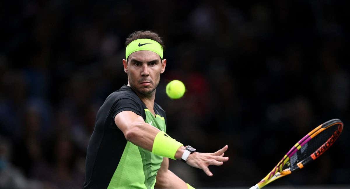 Rafa Nadal (36) se dispone a golpear una bola ante Paul en el Masters 1.000 de París. /CHRISTOPHE ARCHAMBAULT / GETTY