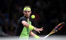 Rafa Nadal cae en su regreso a las pistas en el Masters 1.000 de París