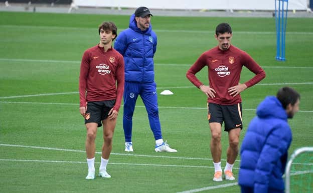Simeone, con Joao Félix y Savic, en un entrenamiento en Majadahonda.  GETTY