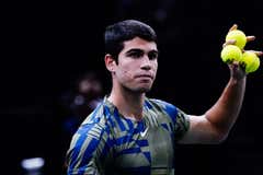 Alcaraz gana en su debut en París