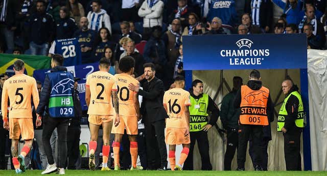 Funeral en el avión de vuelta hasta que Cerezo felicitó a Fernando Torres