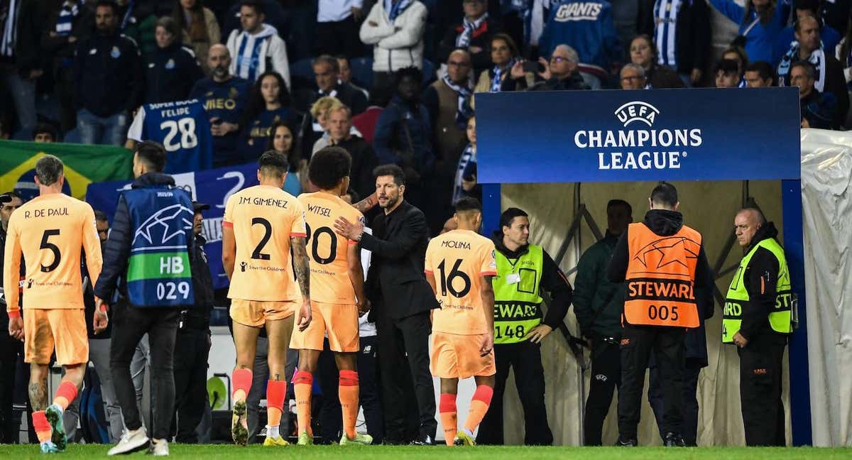 Simeone consolaba a Witsel, Molina, Giménez y De Paul en Do Dragao.