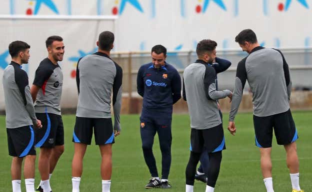 Varios jugadores y Xavi, en un entrenamiento.  GETTY