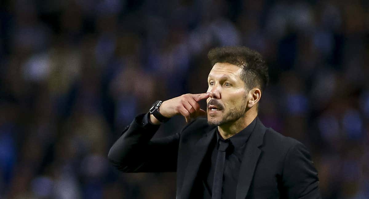 Diego Simeone, en la banda de Do Dragao, en el Oporto-Atlético de Madrid. /AFP