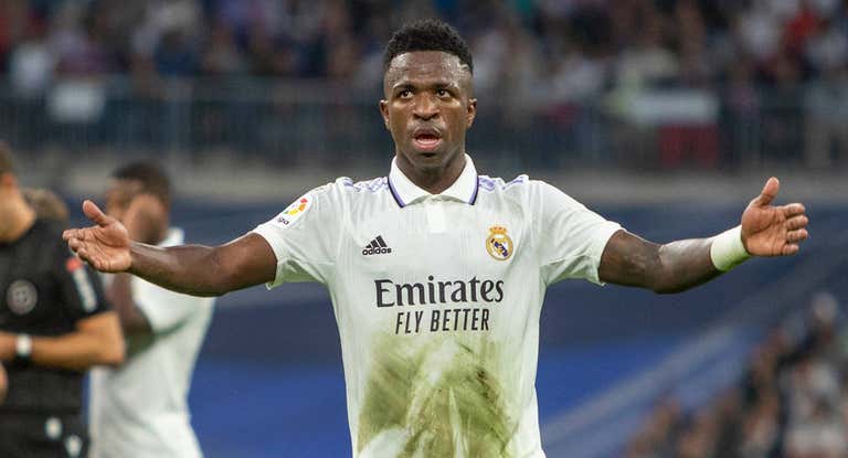 Vinicius, manchado, jugando en el Santiago Bernabéu.