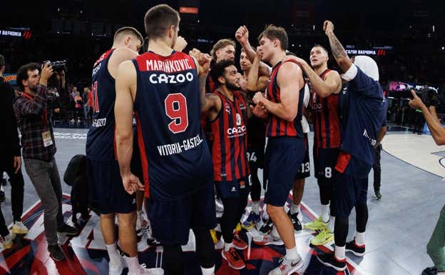 Los jugadores del Baskonia celebran el triunfo ante el Maccabi.  GETTY
