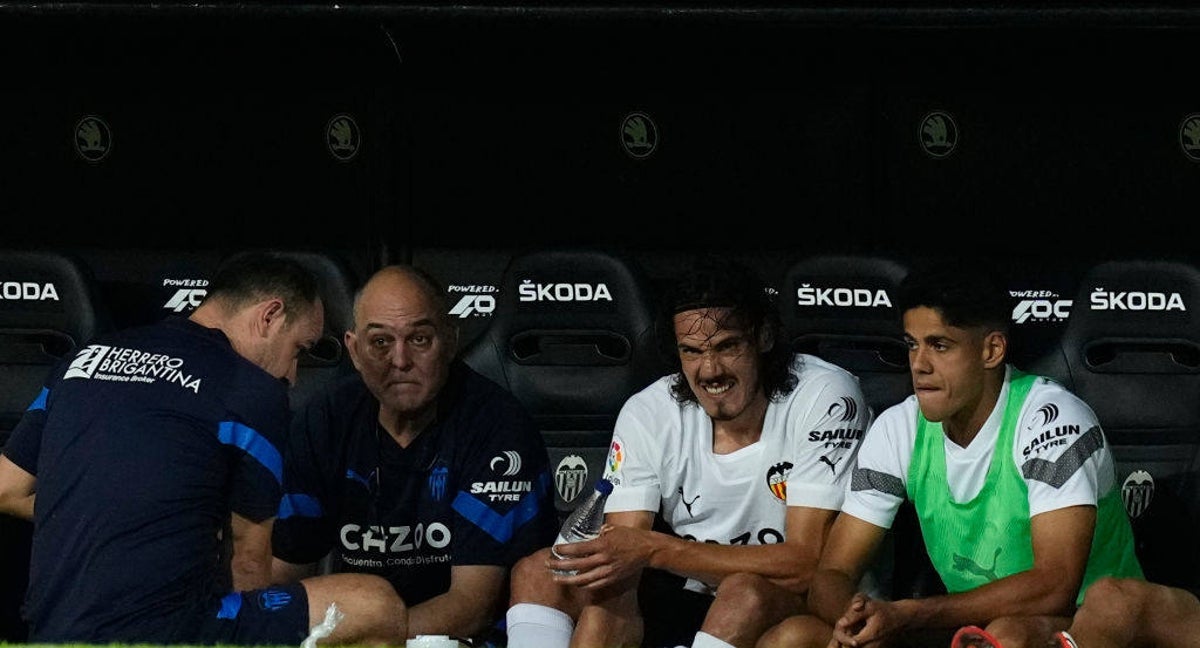 Cavani tras retirarse del encuentro frente al Barça.