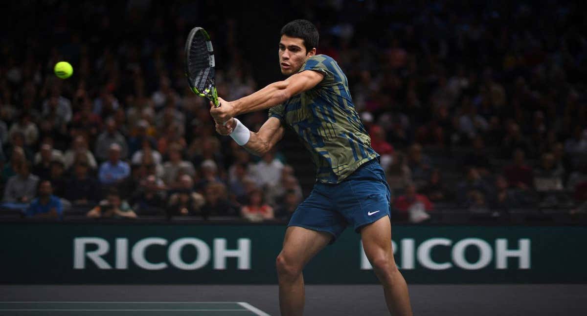 Alcaraz, durante su choque ante Dimitrov en los octavos de París.