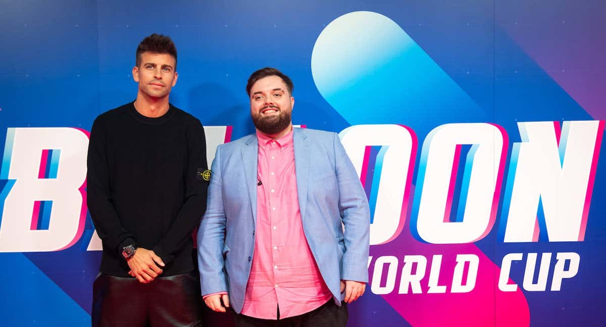 Piqué, junto a Ibai Llanos durante la presentación de la 'Balloon World Cup'. /GETTY
