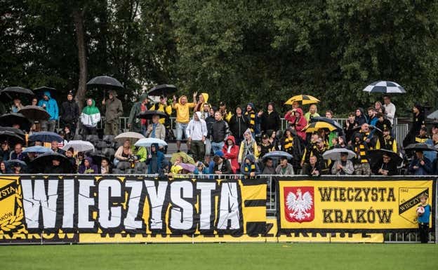 La afición del Wieczysta, durante un partido.