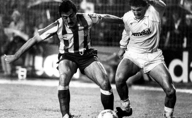 Derbi entre el Atlético y el Real Madrid, con Arteche y Gordillo peleando por un balón, el 7 de noviembre de 1987.  LUIS RAMÍREZ