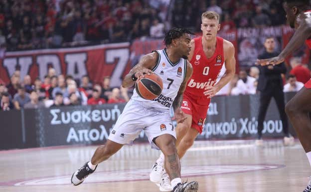 Chris Jones ante Thomas Walkup, durante el partido.  PANAGIOTIS MOSCHANDREOU / GETTY IMAGES