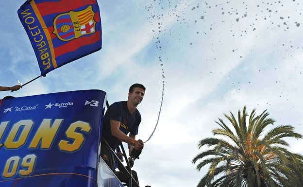 Piqué, durante la celebración del triplete en 2009.  GETTY