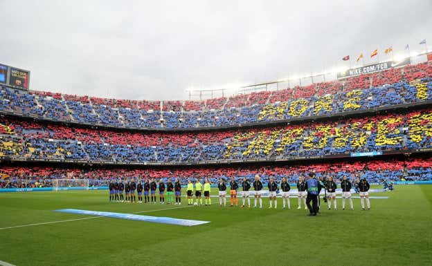 Formaciones iniciales durante el Barcelona-Real Madrid de los cuartos de final de la Champions femenina en el Camp Nou.  GETTY
