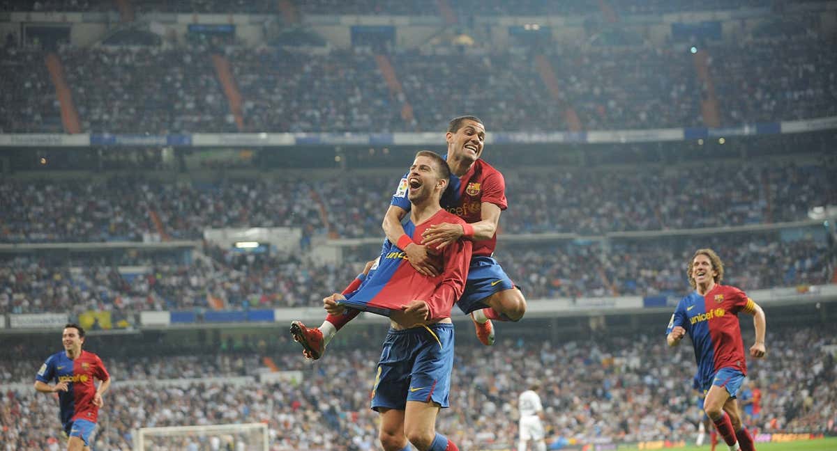 Gerard Piqué celebra un tanto en el 2-6 en el Santiago Bernabéu en 2009./GETTY IMAGES