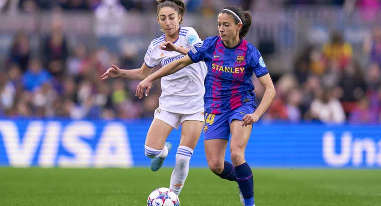 Aitana Bonmatí y Olga Carmona pugnan por una balón durante el partido de vuelta de las semifinales de la pasada Champions.