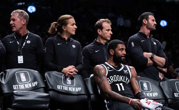 Kyrie Irving solo en el banquillo de los Nets.  GETTY IMAGES