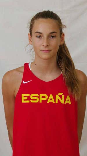 Mar Segura, con la camiseta de la Selección tras una concentración.  C. S.