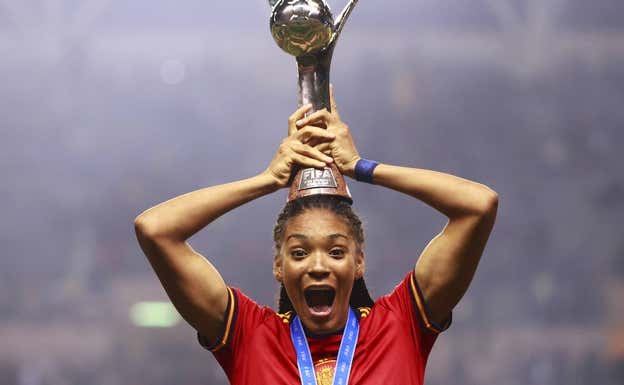 Salma Paralluelo posa con el trofeo del Mundial Sub-20.  GETTY