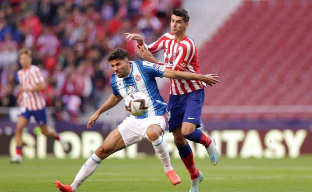 Por esta acción de Cabrera con Morata, en el minuto 27, el árbitro Pulido Santana expulsó al jugador del Espanyol. GETTY