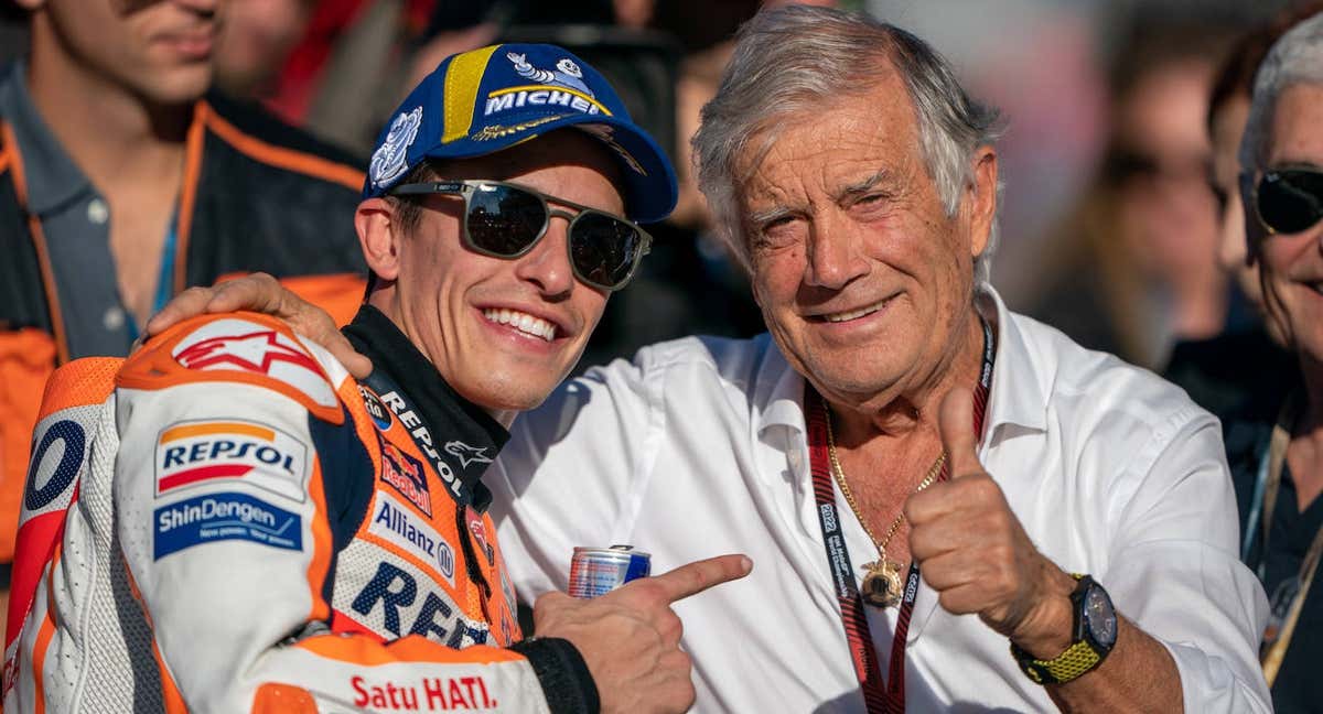 Marc Márquez posa con Giacomo Agostini este sábado en Valencia.