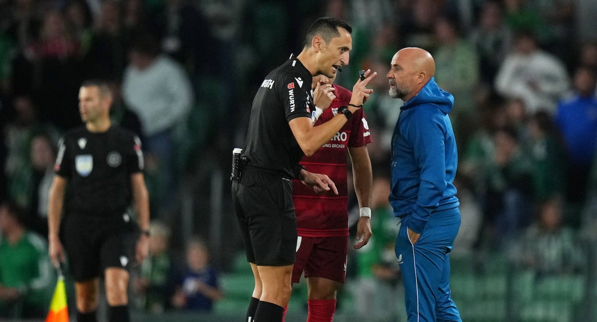Sánchez Martínez conversa con Sampaoli en la banda del Villamarín.