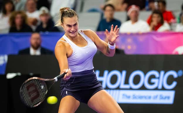 Sabalenka golpea la bola durante su partido ante Swiatek. GETTY IMAGES