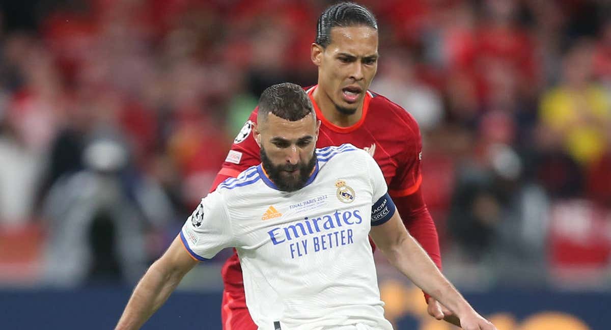 Benzema y Van Dijk, durante la final de la pasada Champions. /Getty