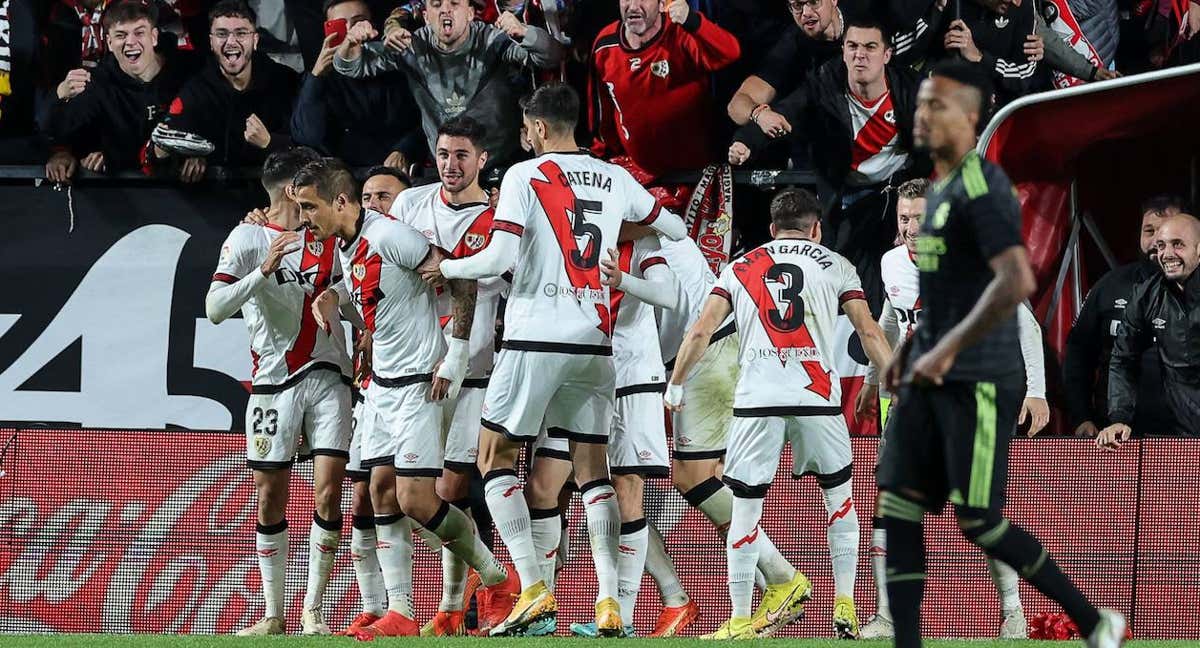 El Rayo celebra el tercer tanto ante el Madrid.