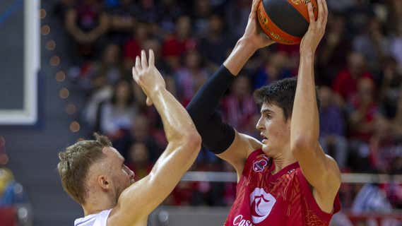 Aday Mara defiende un balón ante Dzanan Musa en el Casademont Zaragoza - Real Madrid. /JAVIER BELVER/EFE