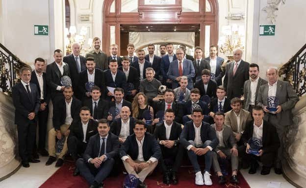 Foto de familia con todos los futbolistas galardonados en la I Gala de AFE, en el Casino de Madrid.  EFE