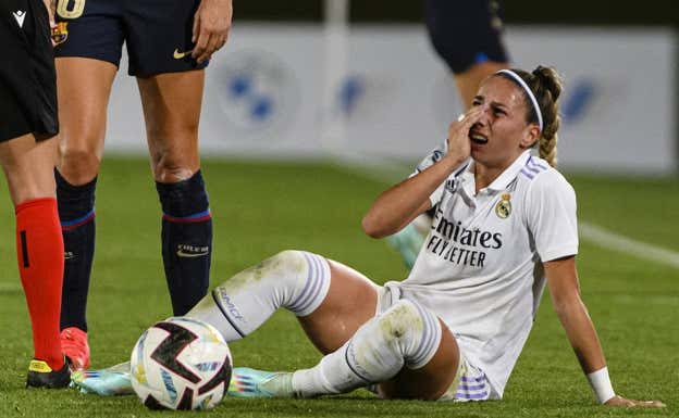 Athenea, tras recibir una falta de Rolfö en el Clásico.  GETTY