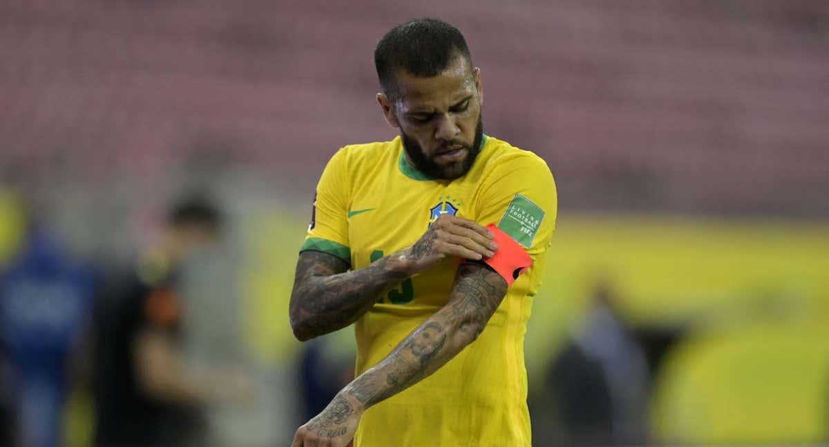 Dani Alves se coloca el brazalete con Brasil./Getty