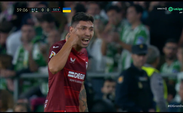 Montiel hace un gesto a los árbitros tras su expulsión en el Betis-Sevilla.