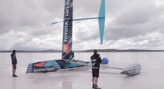 El New Zealand ultima un nuevo récord de velocidad… en tierra firme
