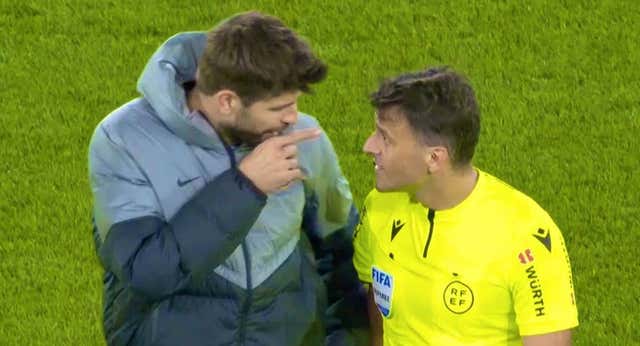 El último show de Piqué: «Eres el árbitro que más nos ha jodido con diferencia»