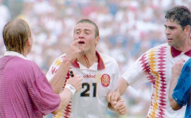 Luis Enrique, después del codazo de Tassoti en el Mundial de 1994.  ABC