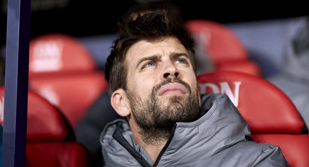 Piqué, en el banquillo de El Sadar./GETTY