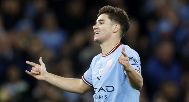 Julián Álvarez sigue de dulce; Arsenal y Tottenham, eliminados
