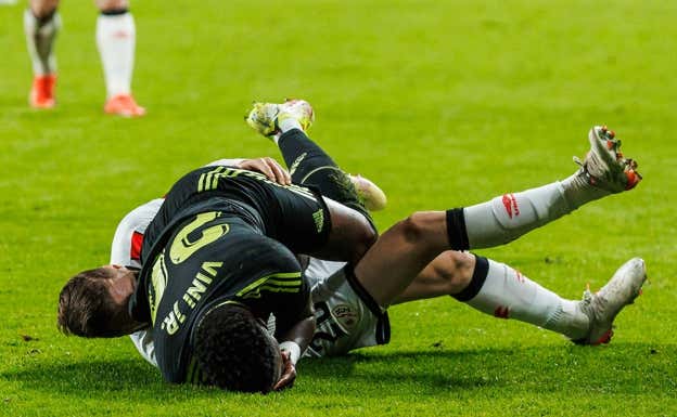 Vinicius, tras recibir una falta contra el Rayo Vallecano. Getty