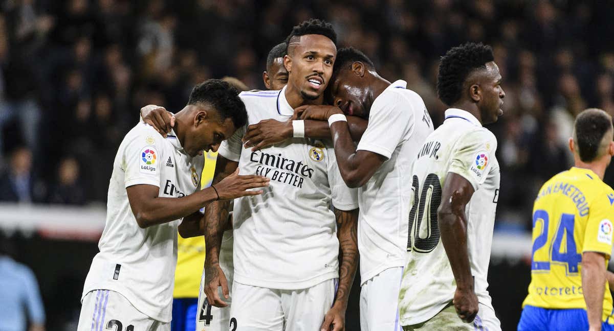 Militao es felicitado tras marcar contra el Cádiz.