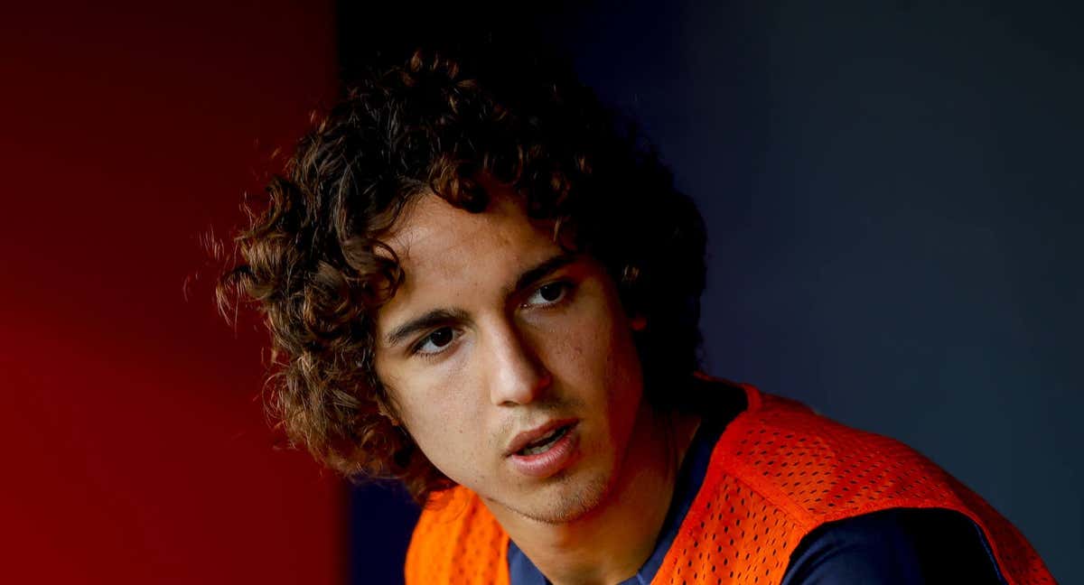 Emre Demir, en el banquillo del filial del Barça./GETTY