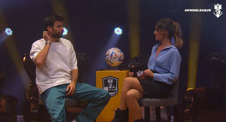 Piqué, durante el acto, junto a la streamer Cristinini.